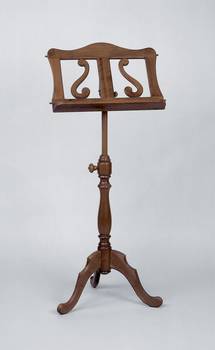 Bild: Notenständer Bach Ein stilvolles Ambiente für jeden Wohnraum oder Konzertsaal
Höhe: 75 cm bis 130 cm verstellbar.Ablage: 30 cm hoch und 48 cm breitBach bietet eine große Auflagefläche. Zudem kann die Breite der Ablage durch ausziehbare Stützen bis 80 cm verbreitet werden.Es werden 2 Magnetknöpfe, natürlich in gleicher Holzart, mitgeliefert, welche rechts und links der Ablage den Notenblättern zusätzlichen Halt geben.