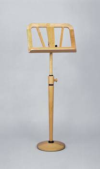 Bild: Notenständer MelodieKlare Linienführung – ein Ausdruck zeitloser Eleganz
&nbsp;&nbsp;Höhe: 75 cm bis 130 cmAblage: 30 cm hoch und 48 cm breit.&nbsp;Es werden 2 Magnetknöpfe, natürlich in gleicher Holzart, mitgeliefert, welche rechts und links der Ablage den Notenblättern zusätzlichen Halt geben.