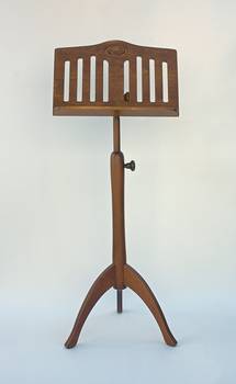Bild: Notenständer RossiniKonsequent in der Form
Das Design ist gesetzlich geschützt.Höhe: 75 cm bis 130 cmAblage: 30 cm hoch und 48 cm breit.&nbsp;Es werden 2 Magnetknöpfe, natürlich in gleicher Holzart, mitgeliefert, welche rechts und links der Ablage den Notenblättern zusätzlichen Halt geben.