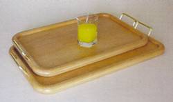 Bild: W475Tablett in Erle rechteckig Wasser- und Säurefest lackiert, mit Edelstahlgriffen.