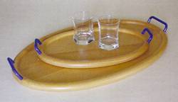 Bild: W478Tablett in Erle Oval Wasser- und Säurefest lackiert, mit Edelstahlgriffen.